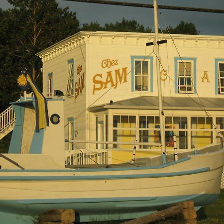 Auberge Du Cafe Chez Sam Baie-Sainte-Catherine Exterior photo