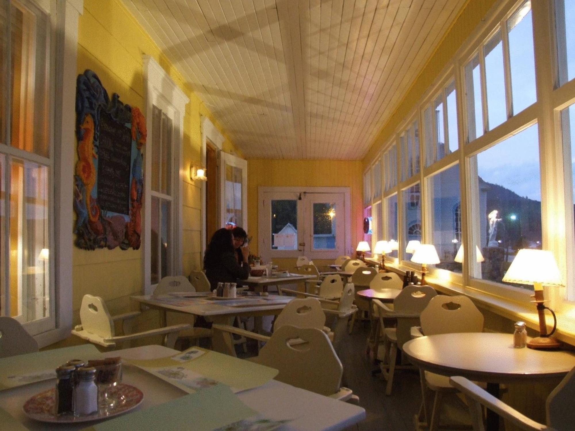 Auberge Du Cafe Chez Sam Baie-Sainte-Catherine Exterior photo