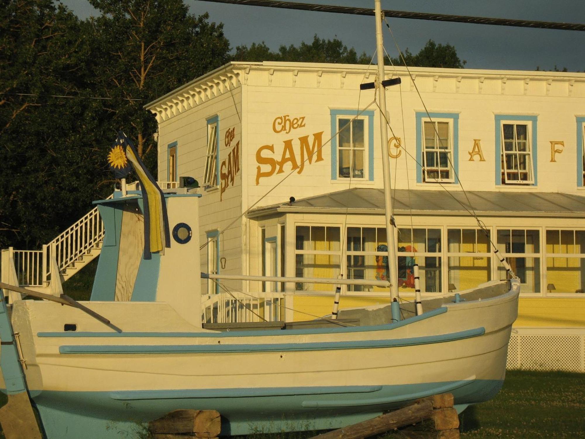 Auberge Du Cafe Chez Sam Baie-Sainte-Catherine Exterior photo