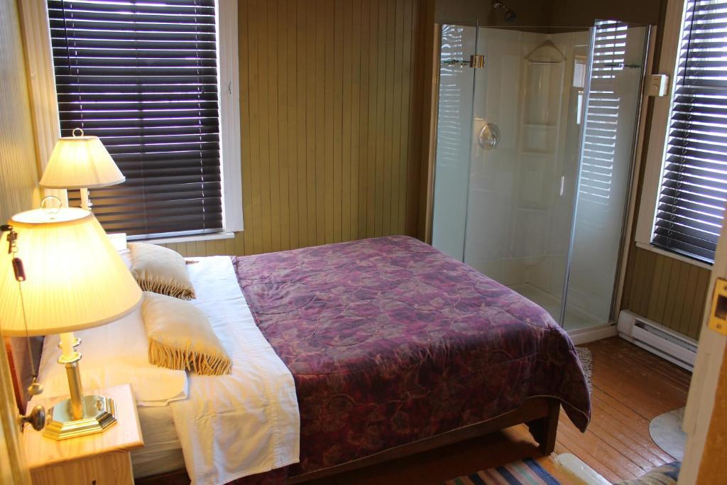 Auberge Du Cafe Chez Sam Baie-Sainte-Catherine Room photo