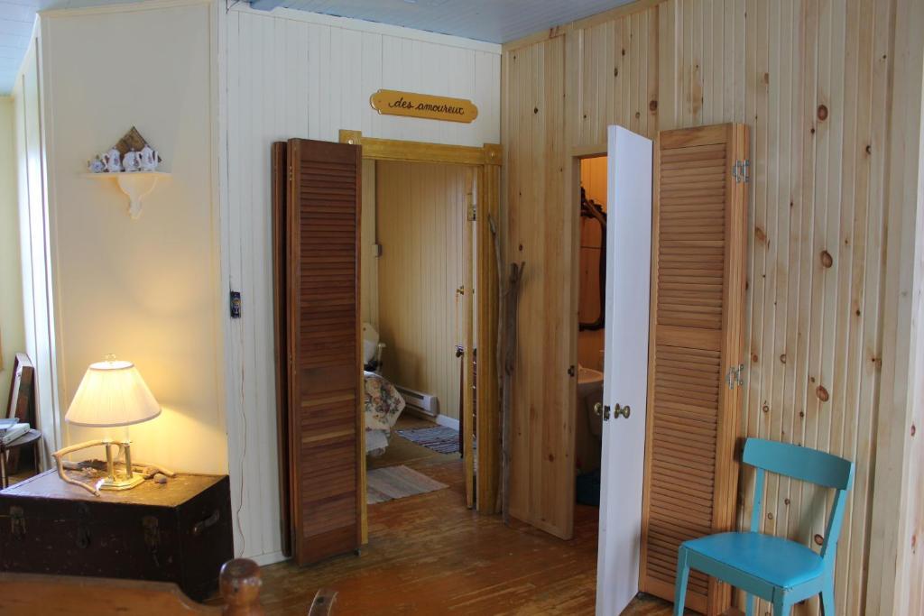 Auberge Du Cafe Chez Sam Baie-Sainte-Catherine Room photo