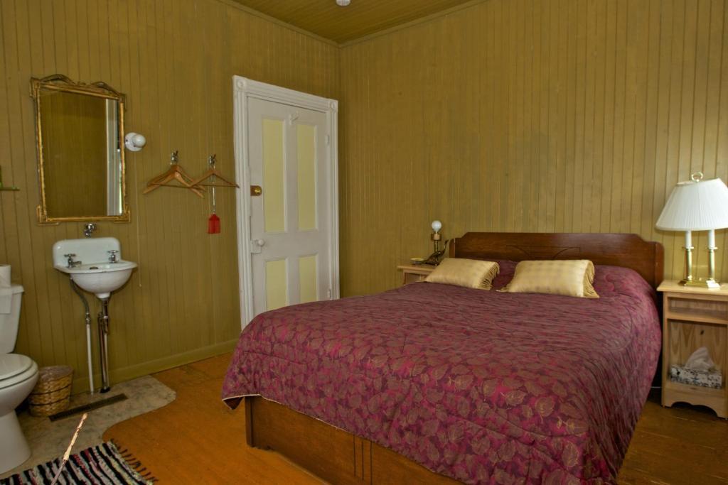 Auberge Du Cafe Chez Sam Baie-Sainte-Catherine Room photo